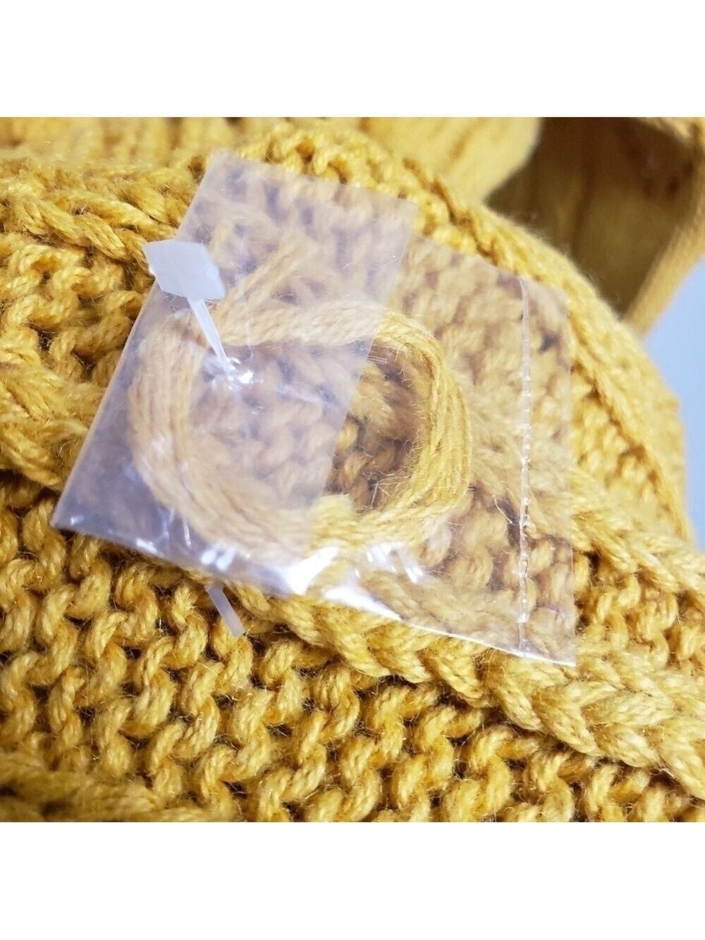 VINTAGE Wheat Yellow V-neck Cable Knit Sweater size Medium - Picture 5 of 10